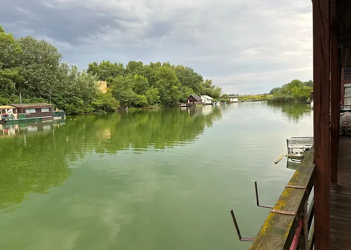 Houseboat - Beacon Of Happiness ברטיסלאבה