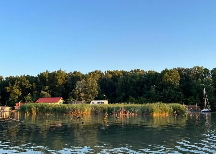 Houseboat - Beacon Of Happiness * ברטיסלאבה