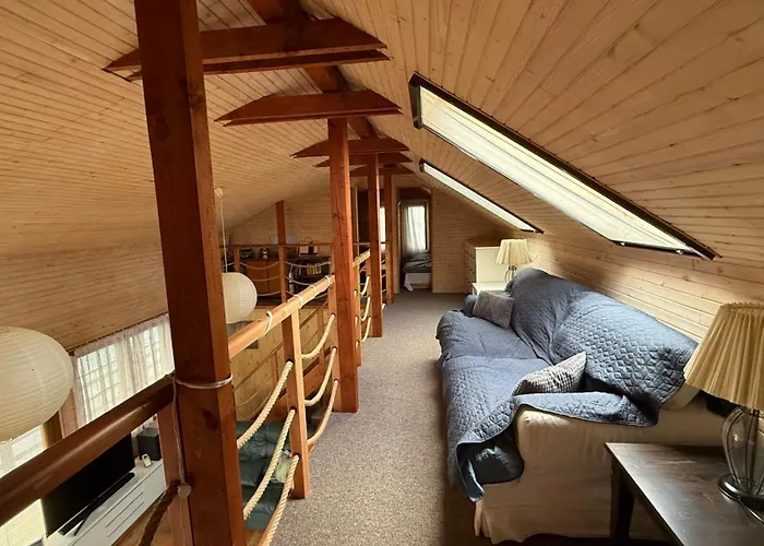 Houseboat - Beacon Of Happiness * ברטיסלאבה